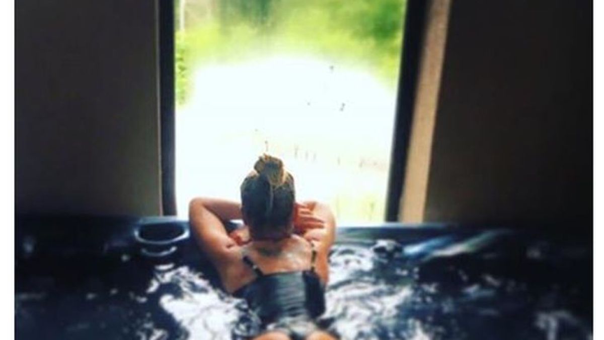 Без свян! Гентиана си показа голата и мокра шамандура (СНИМКА 18+)