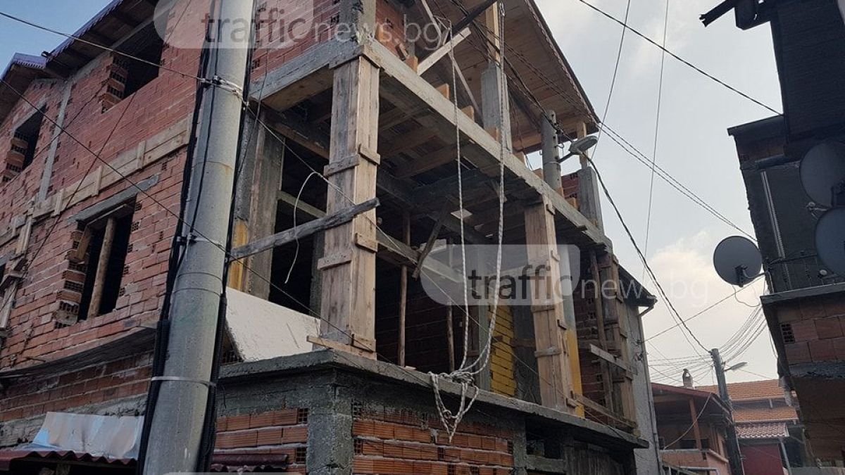 Абсурдната къща в пловдивската Арман махала отива в историята (СНИМКИ)