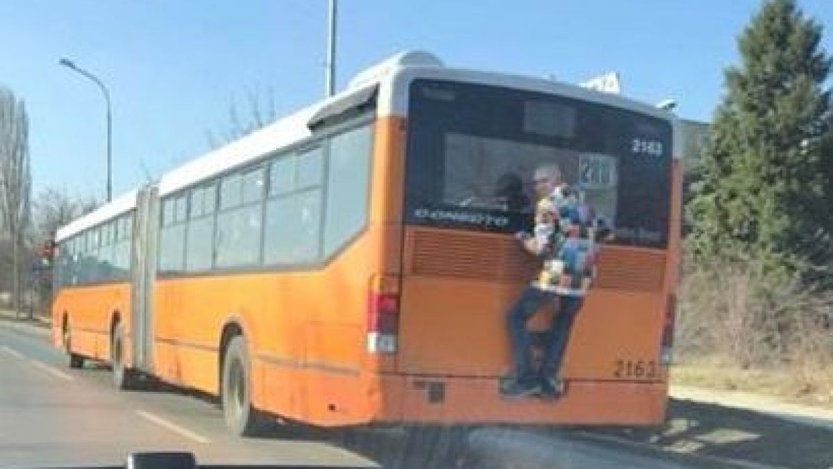 Само в БЛИЦ! Мрежата се гневи от СНИМКА на този малък дебил, използвал рейс 280 за безумно глупава каскада