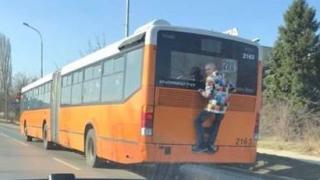 Само в БЛИЦ! Мрежата се гневи от СНИМКА на този малък дебил, използвал рейс 280 за безумно глупава каскада