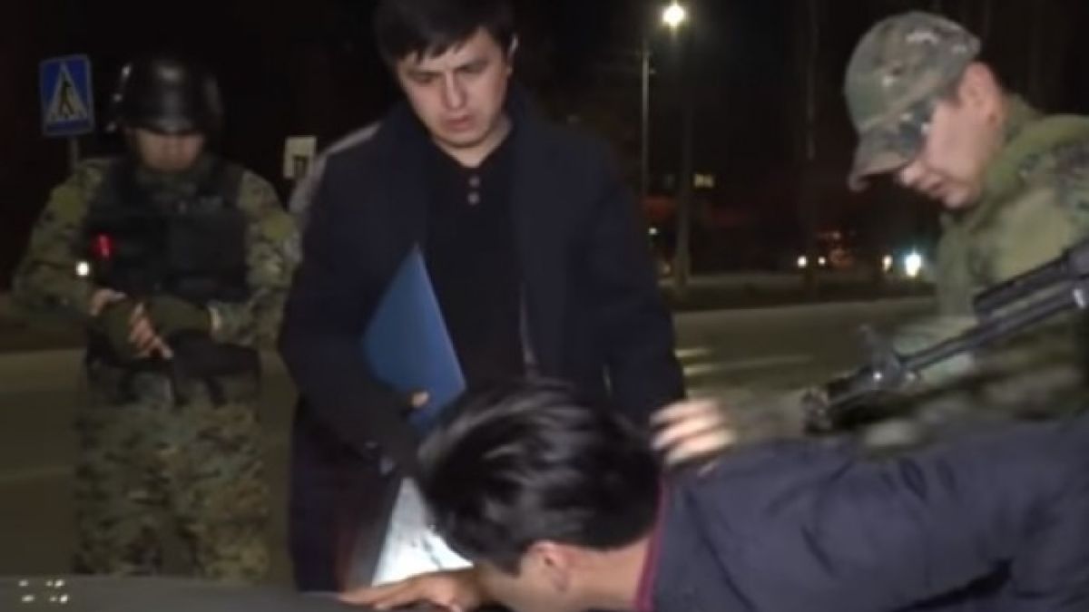 Полицаи с автомати грубо извлякоха мъж от колата пред смразената му приятелка, но няма да повярвате какво се случи след това (СНИМКИ/ВИДЕО)