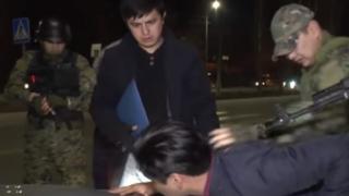 Полицаи с автомати грубо извлякоха мъж от колата пред смразената му приятелка, но няма да повярвате какво се случи след това (СНИМКИ/ВИДЕО)