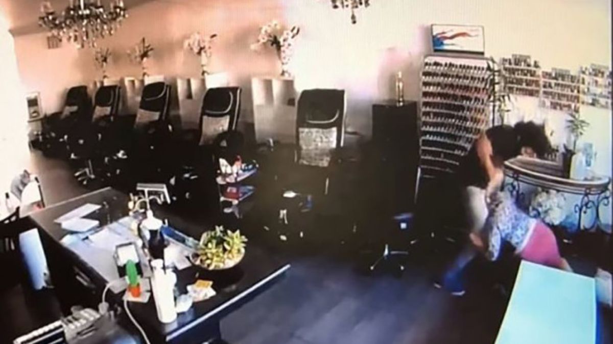 Престъпник нападна служителки в салон за красота, но дамите се развихриха и на бандита му се стъжни (ВИДЕО 18+)