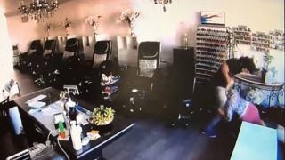 Престъпник нападна служителки в салон за красота, но дамите се развихриха и на бандита му се стъжни (ВИДЕО 18+)