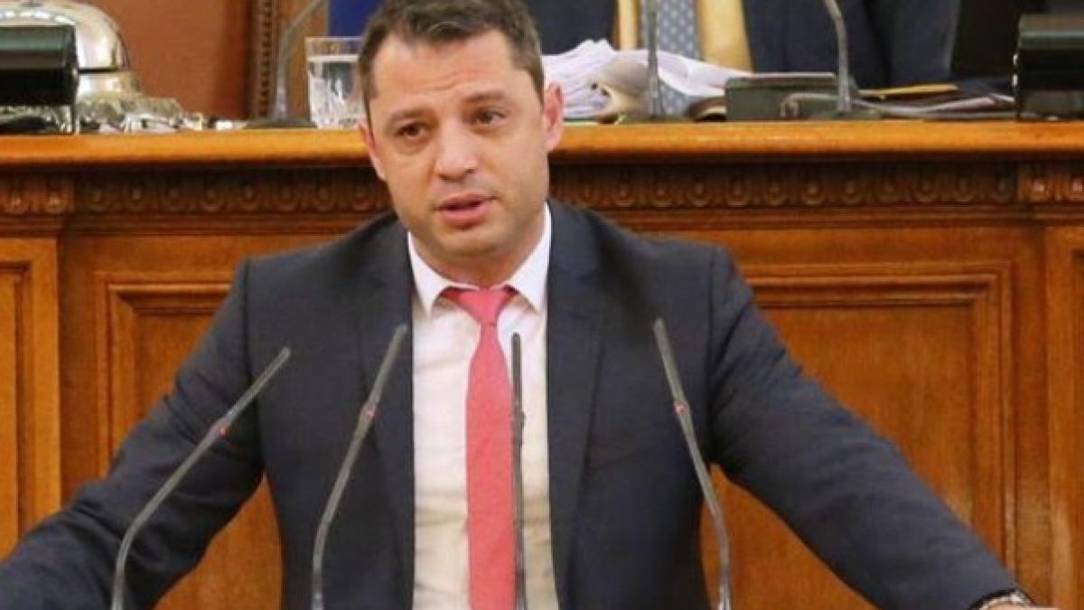 Депутатът от БСП Иван Ченчев налетя като бик на червено на Делян Добрев заради вратовръзката му 