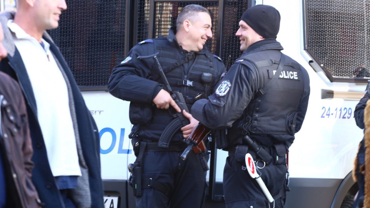 Полицаи помогнаха на три деца да разчистят боклука пред блока в Шумен