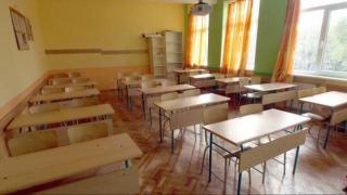 Брутално! 15-годишен ромски пишлигар опитал да отреже косата на учителката си в час, а после обгазил целия клас