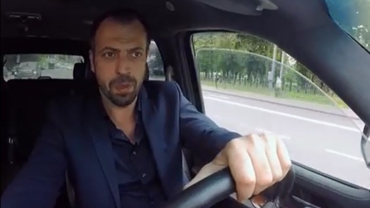 ВИДЕО 18+ запечата как пребиха тв водещ насред улицата в Москва, приятелката му крещи в паника и ужас