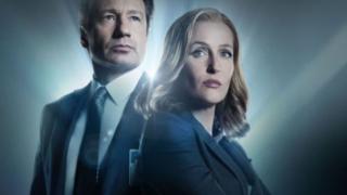 Агент Скъли от „Досиетата Х“ се съблече чисто гола (СНИМКИ 18+)