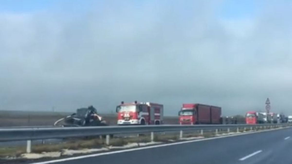 Кръв заля АМ "Хемус"! Три трупа в купчина ламарини от кола, врязала се в камион край Невша! (СНИМКА)