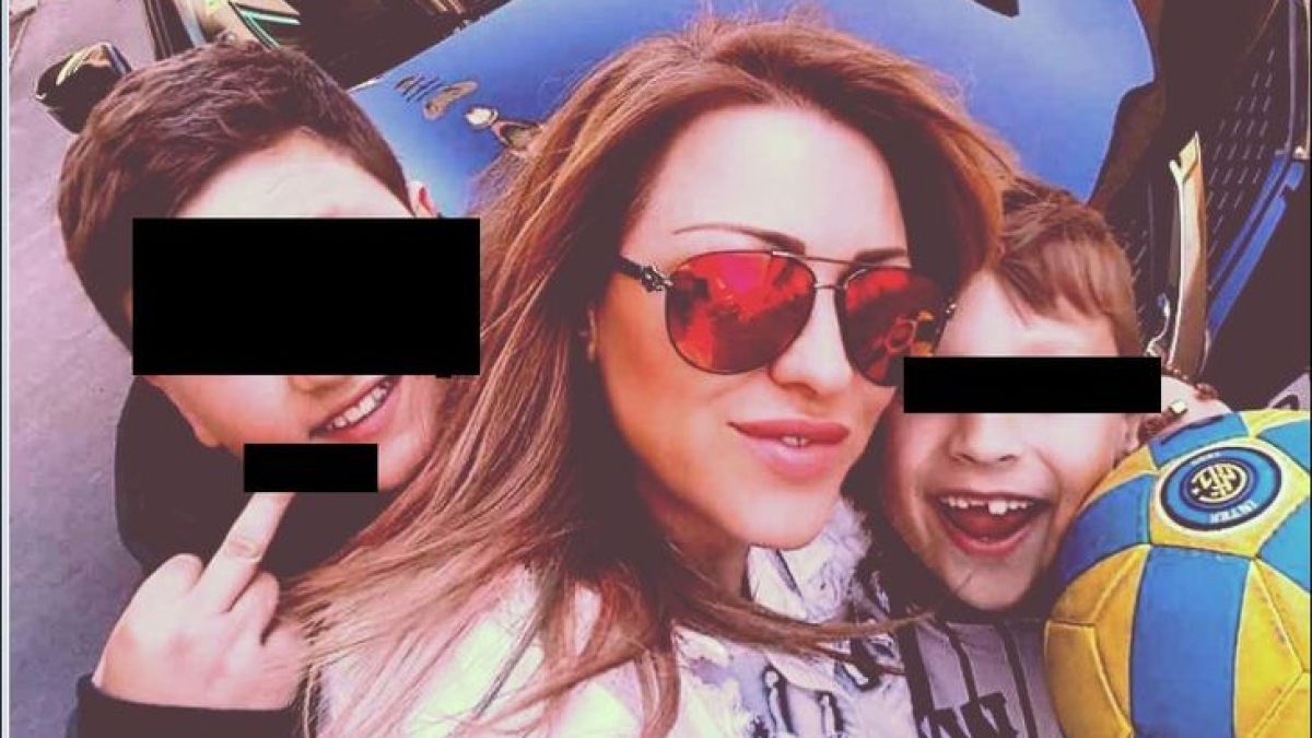 Срамота! Синът на Рени размахва среден пръст, на това ли го учи певицата?
