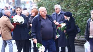 Първи СНИМКИ: Опечалени изпращат Шарлопов в последния му път