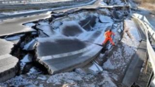 Не е за вярване, но 95-метрова дупка зейна на магистрала в Германия