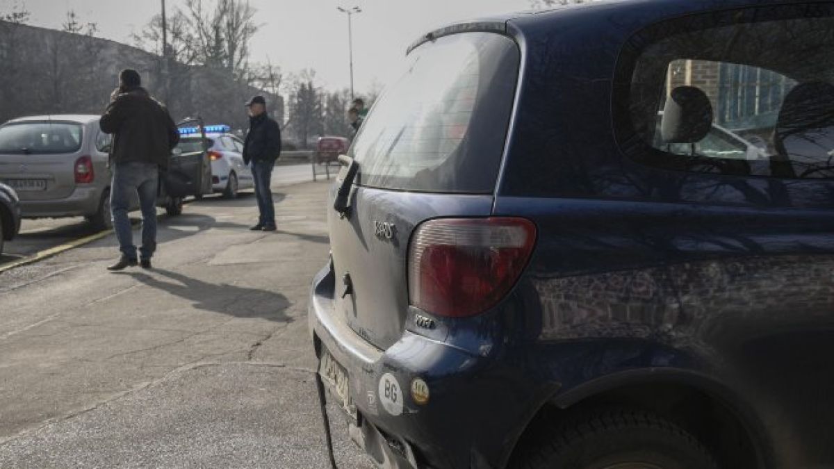 Верижно меле затрудни движението в района на метростанция в София (СНИМКИ)