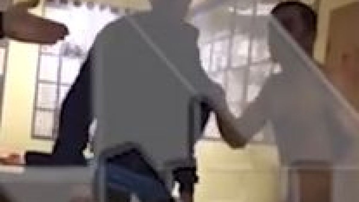 Гол и агресивен руснак вилня в полицейски участък (ВИДЕО)