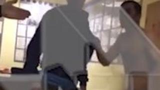 Гол и агресивен руснак вилня в полицейски участък (ВИДЕО)
