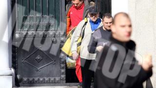 Ексклузивни СНИМКИ! Точно в 11:39 часа Вальо Топлото напусна панделата - с жълто сакче, шапка и старо клио с вдлъбната врата