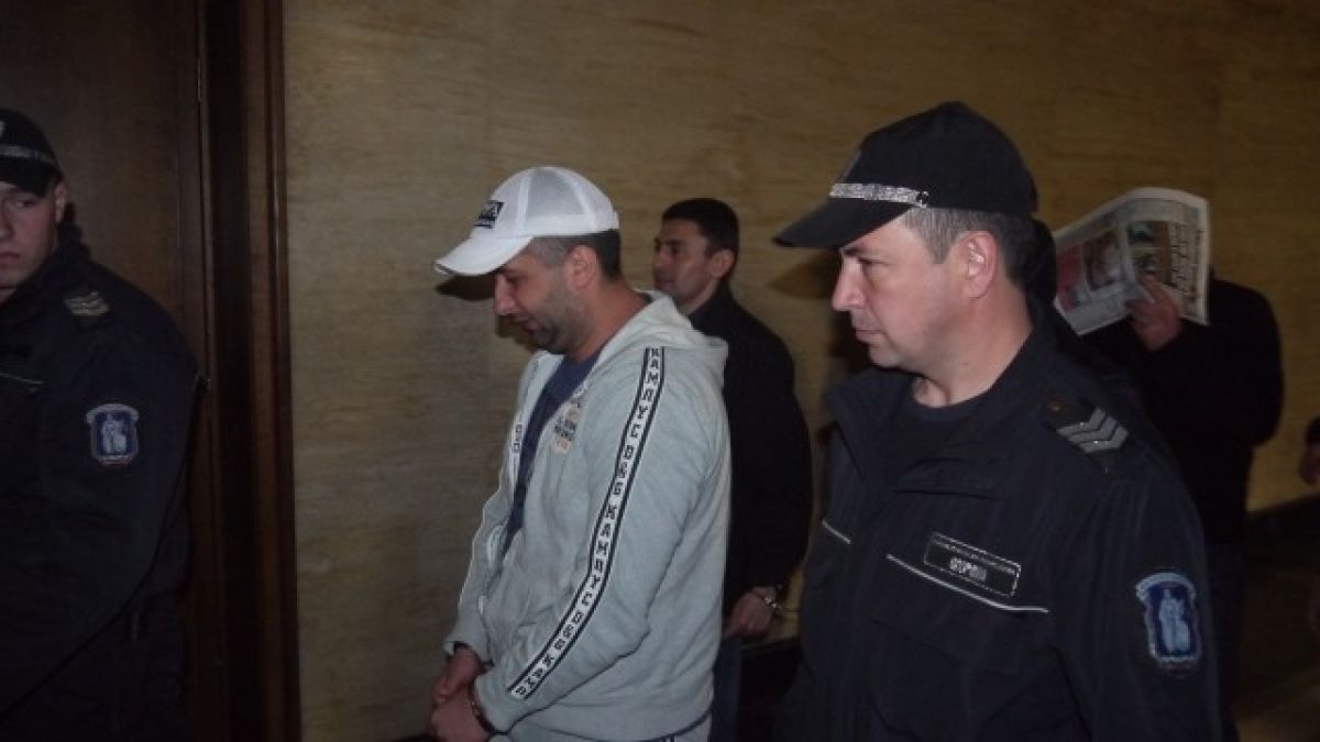 На Релето от "Наглите" не му се отвори парашута, остава си в ареста