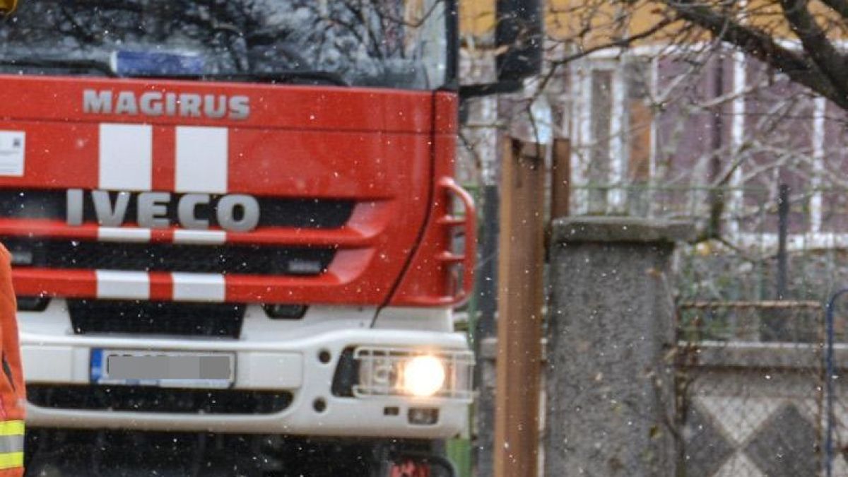 Първо в БЛИЦ! Пожар в столичен квартал – баща и дъщеря в болница