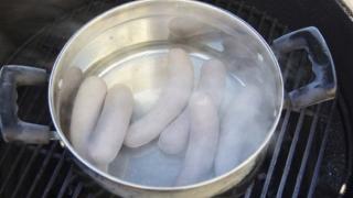 Брутално отмъщение: Ощетен работник наряза шефа си с мачете, отряза му пениса и го изяде 