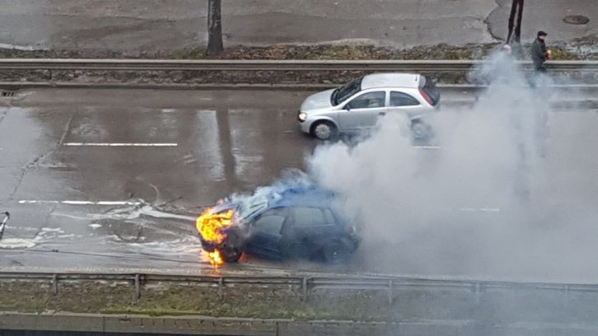 Първи СНИМКИ от огнения екшън на бул. "България" в столицата! 