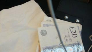 Студентка се разплака във влака, че няма достатъчно пари. Когато се събуди, я очакваше голяма изненада (СНИМКА)