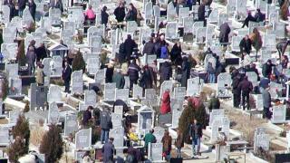 Нагли циганета ограбиха възрастна жена на гробището