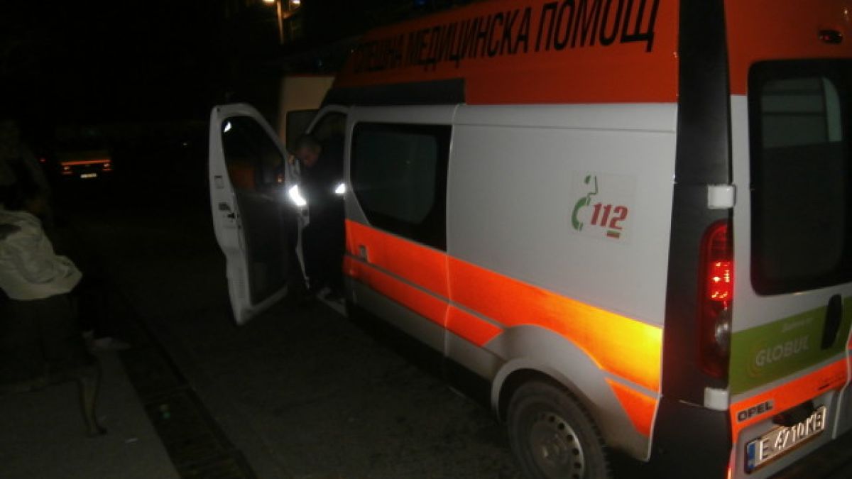 Сигнал до БЛИЦ: Джигит натисна педала на ауди в снега, излетя от бул."България" и потроши спирка