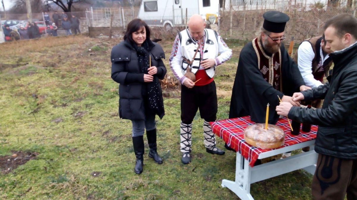 Първо в БЛИЦ! Корнелия Нинова заряза лозята в Сопот и разказа пред агенцията ни за кошмарен инцидент, който преживяла (СНИМКИ)
