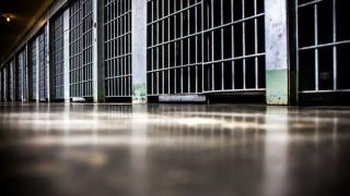 Затворници брутално пребиват надзирател, колегата му преспокойно наблюдава отблизо (ВИДЕО 18+)