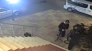 Безумие! Крадци задигат велосипед в Слънчев бряг и остават безнаказани (ВИДЕО)