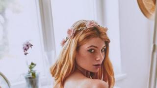С едни големи гърди напред Фий се бори за световен мир (СНИМКИ 18+)