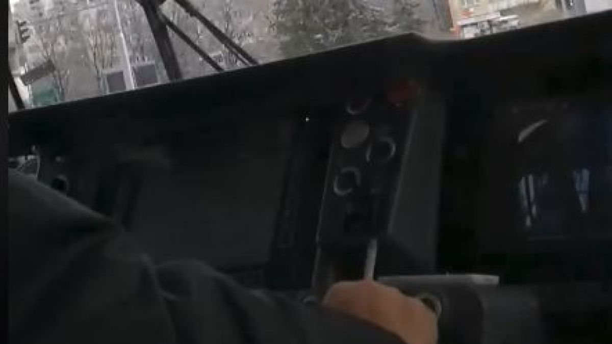Нагъл ватман с цигара в ръка към недоволен пътник: Ти ли ще ми кажеш, че съм в нарушение?! (ВИДЕО)