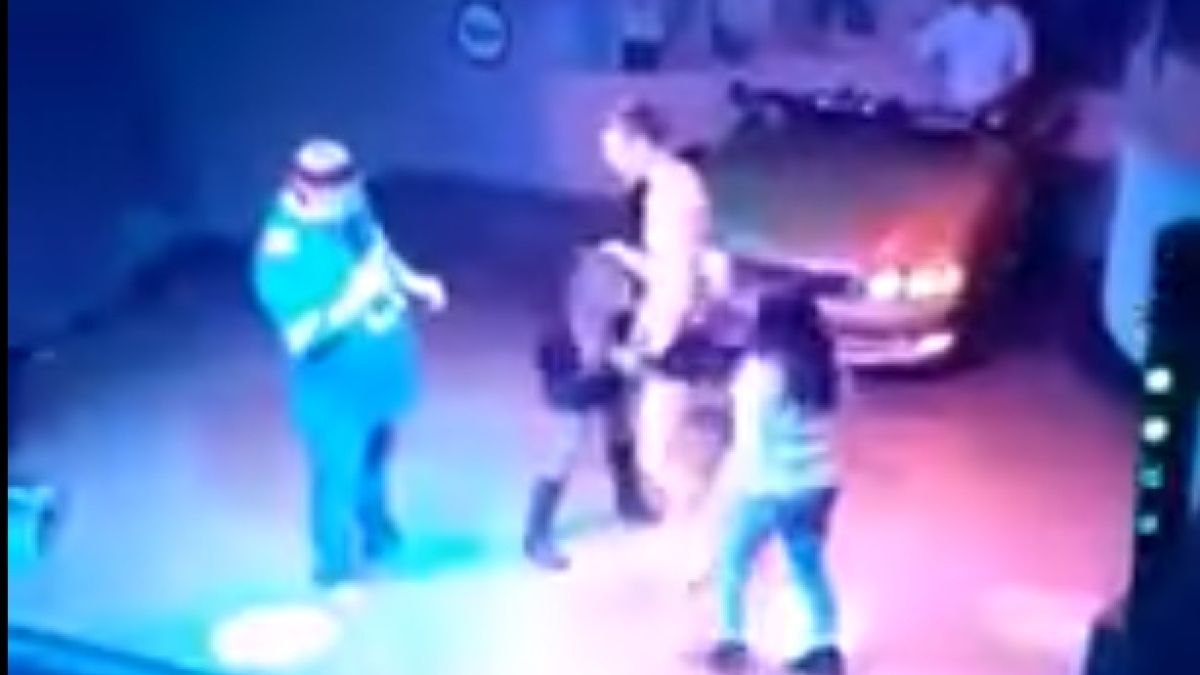 Студентка врътна фелацио на сцената на клуб за безплатни коктейли (ВИДЕО)