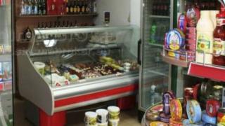 Екшън в Димитровград: Продавачка заклещи крадец в бакалия, но... 