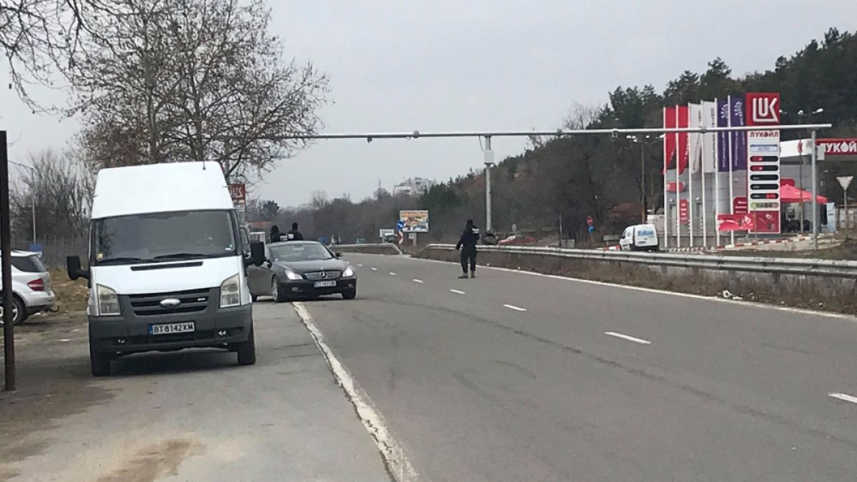 Ексклузивни КАДРИ от акцията, която разтърси Казанлък, жандармеристи претърсват и домове в кв. „Изток“ 