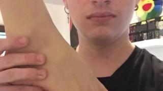 Шок! Фен на маратонки получи вместо кецове отрязан женски крак с вагина (СНИМКИ)