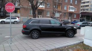 Така паркират тарикатите с тузарски коли в Хасково (СНИМКИ)