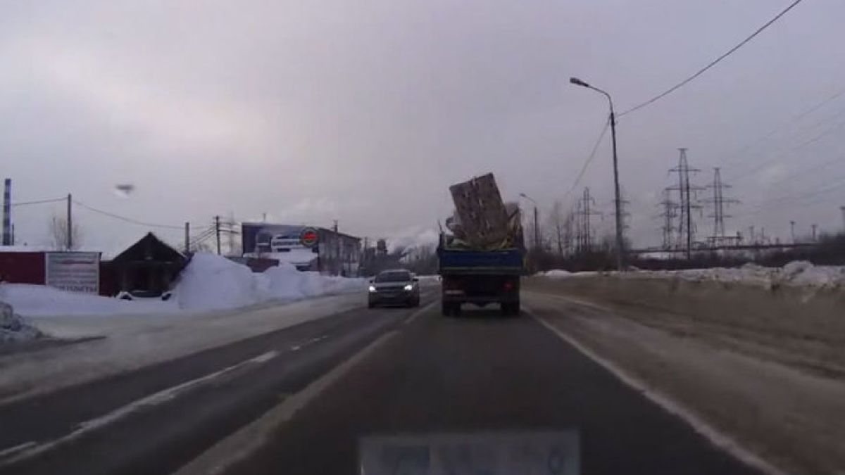 Диван падна от движещ се камион и за малко не смачка автомобил (ВИДЕО) 