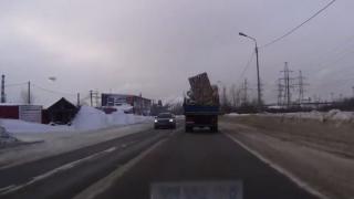 Диван падна от движещ се камион и за малко не смачка автомобил (ВИДЕО) 