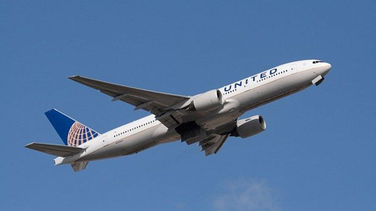 Смразени пътници на  Boeing 777 заснеха на ВИДЕО как се разпада единият от двигателите (СНИМКИ)