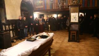 Стълпотворение в Байлово, млади и стари отдават почит пред дядо Добри (СНИМКИ) 