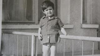 Покъртителен разказа за Борован през 70-те: Леличките бият с точилка, дечица с насинени очи търсят „мама“