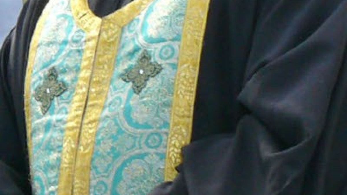 Екшън в селска кръчма: Побеснял поп вдигна стол срещу строителя Георги, последваха юмруци  и избити зъби 