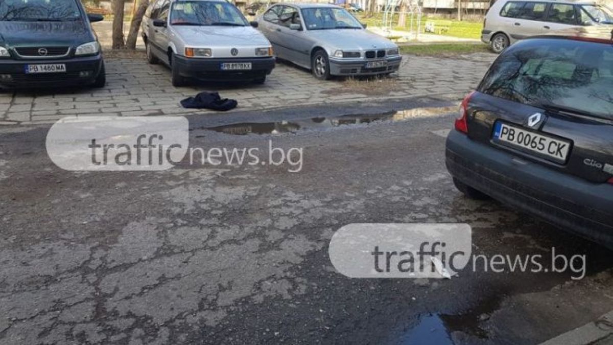 Братът на убитата Николина фучи в жилището на мъртвите - чупи прозорци и изхвърля дрехите на Антон! (СНИМКИ/ВИДЕО)