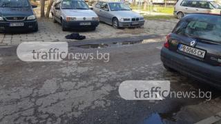 Братът на убитата Николина фучи в жилището на мъртвите - чупи прозорци и изхвърля дрехите на Антон! (СНИМКИ/ВИДЕО)