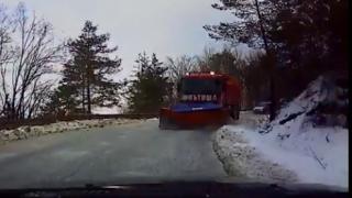 Не сме виждали такова чудо! Снегорин в насрещното шашна шофьорите по пътя за хижа Здравец (ВИДЕО)
