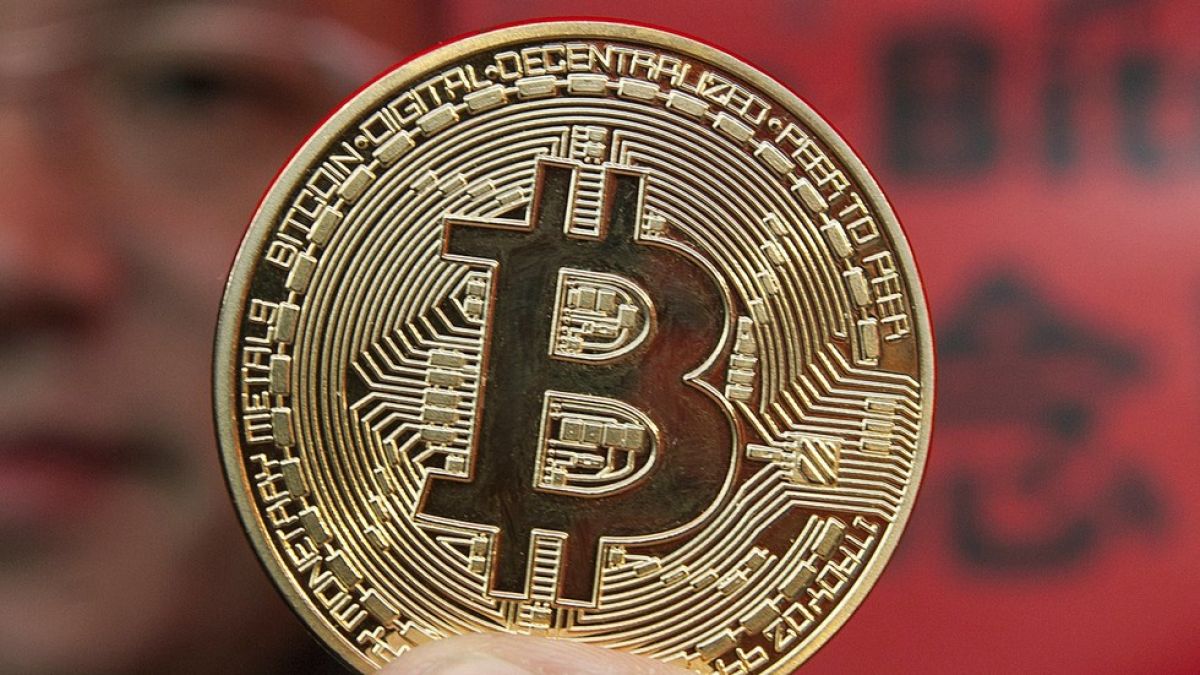 Биткойнът прескочи 10 000 долара