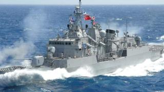Турска фрегата по петите на гръцки военни кораби, US разрушител се намеси. Анкара предупреди за "ужасни последици"! 