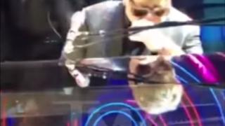 Фен напълни устата на сър Елтън с мъниста (ВИДЕО)